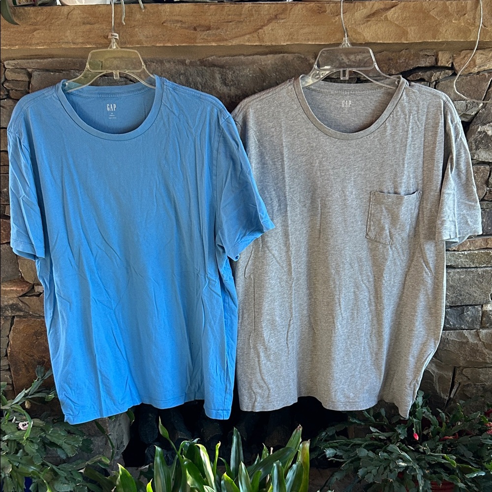 GAP Men's Short Sleeve Extra Large Tees in Blue and Gray; New Without Tags!